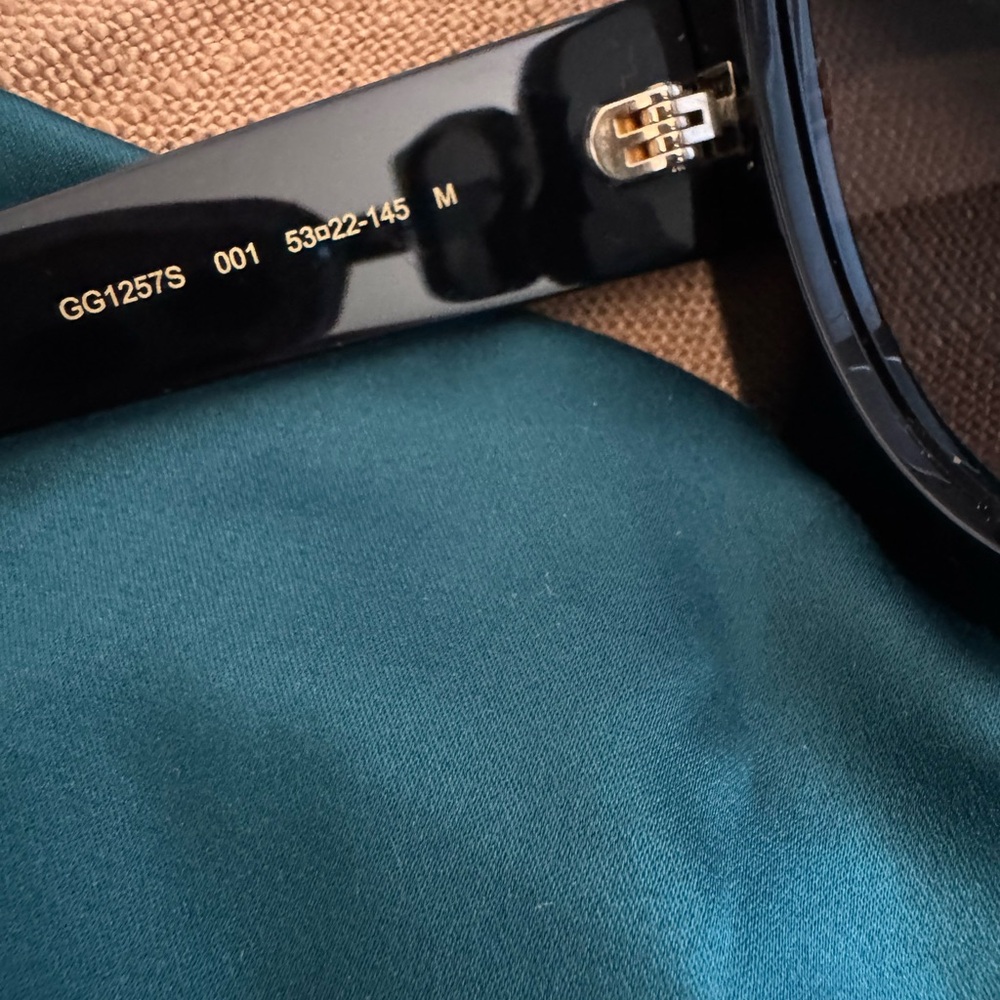 Gucci Black Oversized Sunglasses with Glossy Finish
GG1257S - Picture 4 of 4